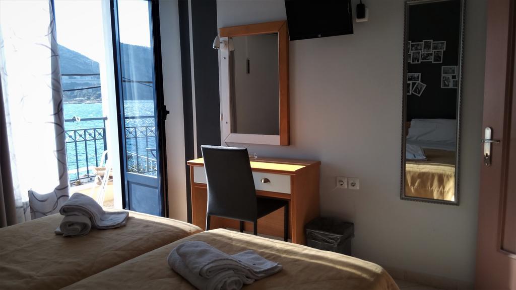 Iridanos Hotel Antikyra Bagian luar foto