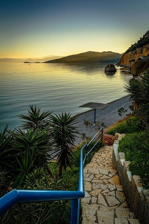 Iridanos Hotel Antikyra Bagian luar foto