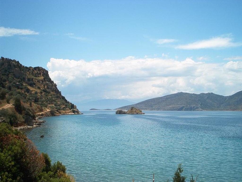 Iridanos Hotel Antikyra Bagian luar foto