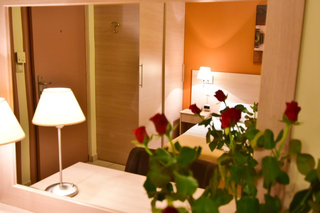 Iridanos Hotel Antikyra Bagian luar foto